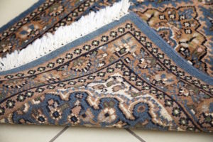 Huyendo del clasicismo, alfombras persas en ambientes modernos y actuales