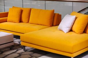Consejos para incorporar un sofá de color Peach Fuzz, el Pantone 2024