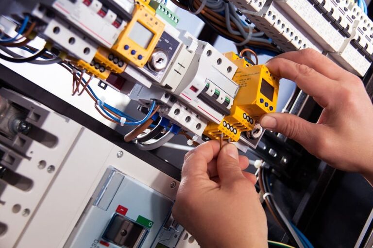 Solucionando problemas comunes en fontanería y electricidad