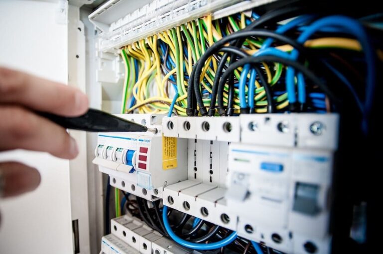 Claves en instalaciones eléctricas para hogares seguros