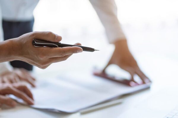 Cómo redactar un contrato de compraventa: Consejos para compradores y vendedores