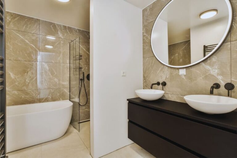 Reforma integral de baño para mayor comodidad y estilo