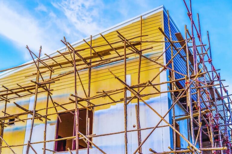 Rehabilitación y mantenimiento de fachadas, alguna técnicas de los trabajos verticales