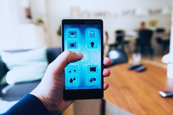 El acceso seguro al hogar con tecnología móvil y control inteligente