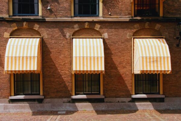 Toldos, una solución de protección solar versátil para hogares y negocios