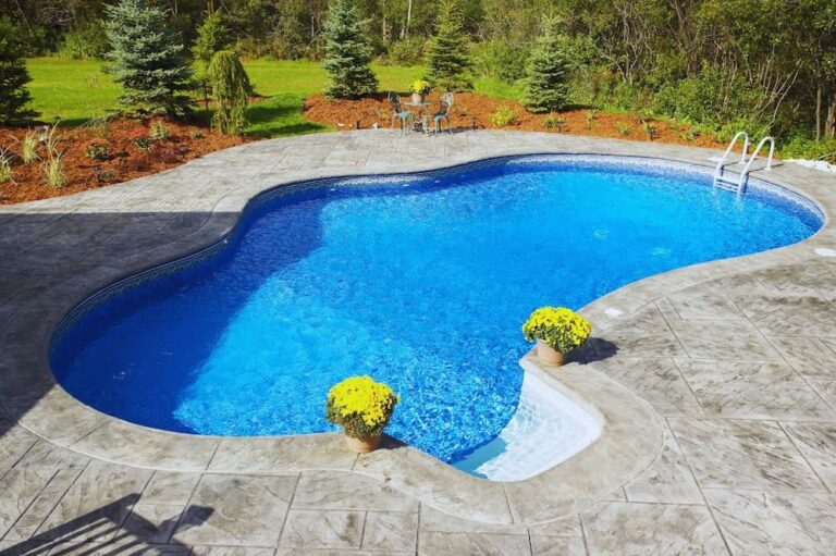 Construcción y restauración de piscinas claves para tu espacio exterior