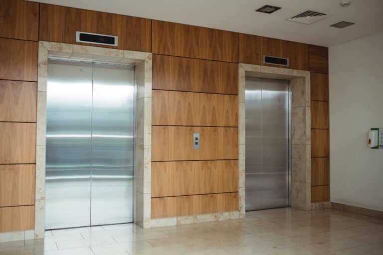 Instalación de ascensores mejora la accesibilidad y funcionalidad en los edificios