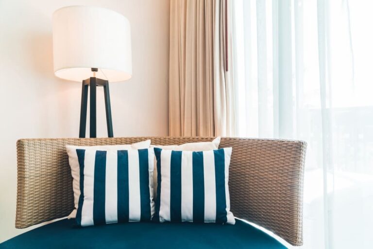 Los muebles y cortinas son elementos esenciales para la decoración del hogar