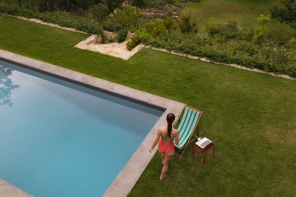 Diseñar y cuidar jardines junto a piscinas mejora el entorno exterior