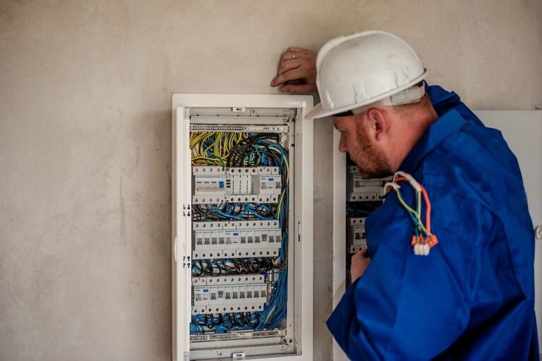 El trabajo de los electricistas y su papel en el funcionamiento de las instalaciones modernas