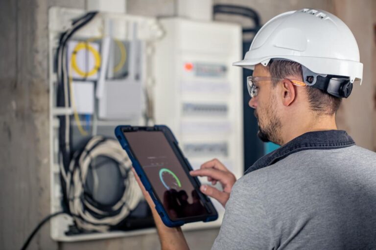 Importancia de las instalaciones eléctricas seguras y eficientes en hogares y negocios