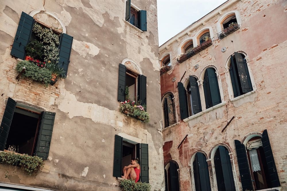 La conservación de edificios antiguos refuerza la identidad cultural y la memoria urbana