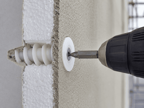 Detalle constructivo de fijación directa en panel aislante SATE sin puente térmico