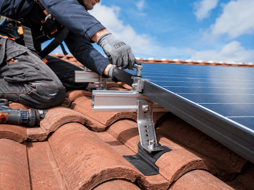 Montaje de estructura coplanar de paneles solares sobre cubierta inclinada con fijaciones técnicas